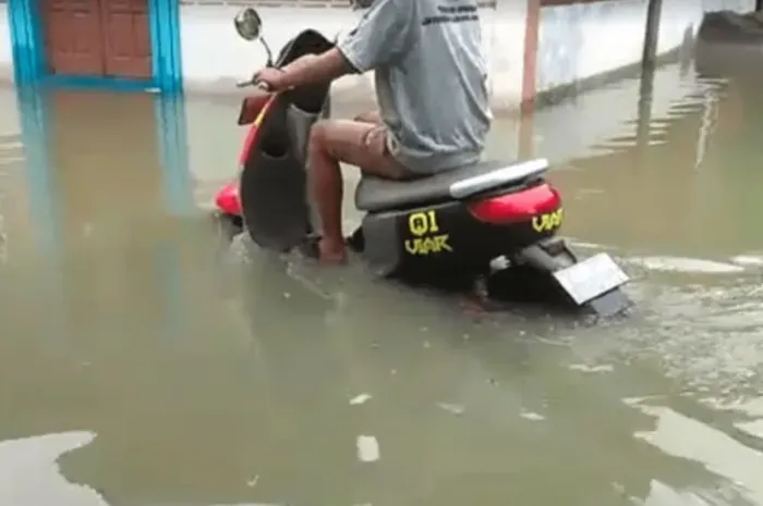Banyak yang Belum Tahu, Segini Batas Aman Motor Listrik Lewati Genangan Air