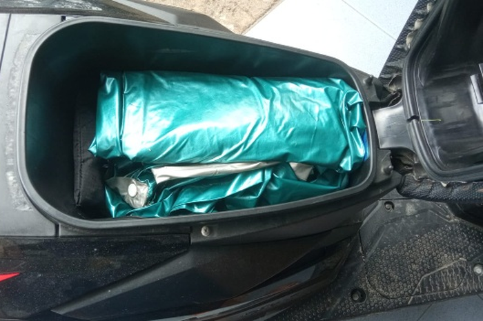 Banyak yang Belum Tahu, Menyimpan Jas Hujan di Bagasi Motor Bikin Cepat Rusak