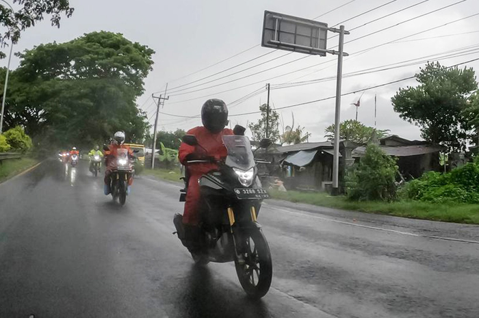 Waspada Jalan Licin, Naik Motor Saat Hujan Jangan Asal Ngegas